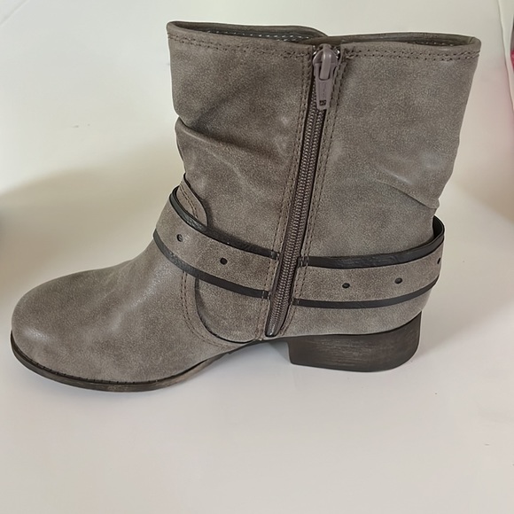 SOLD********. SO Women’s gray  caper boots. New with box. Size 7.5. - Picture 6 of 8